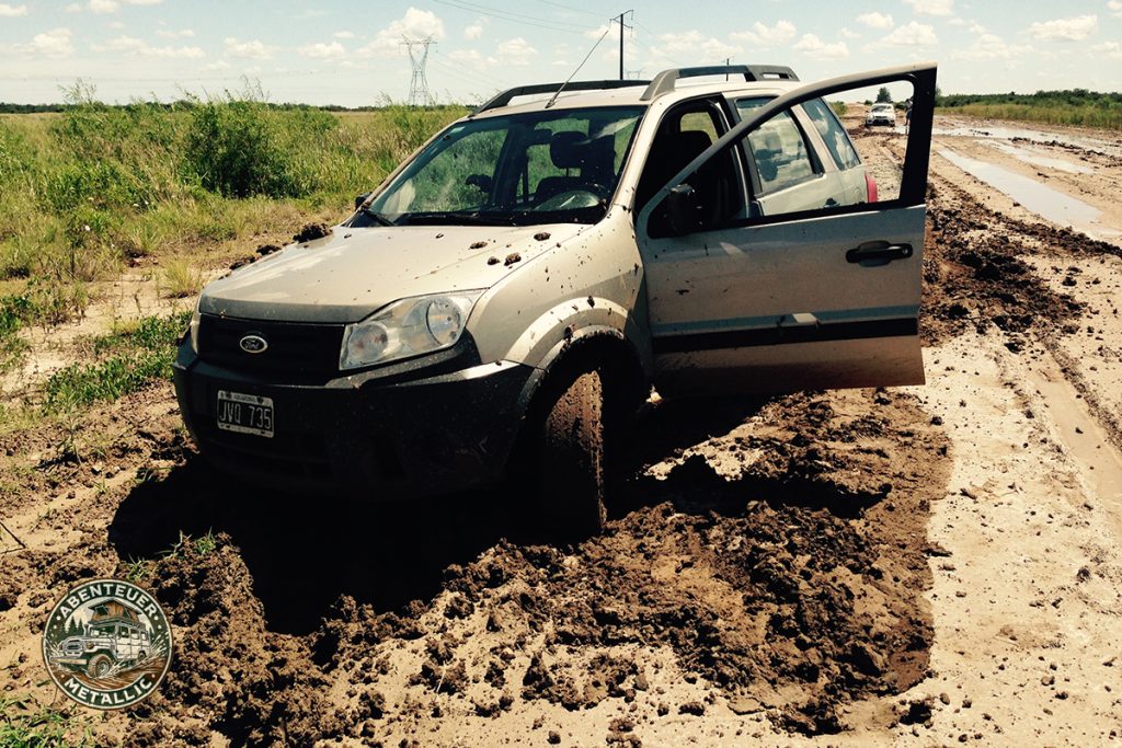 Auto steckt im Schlamm