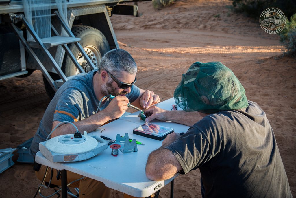 Männer löten im Australischen Outback