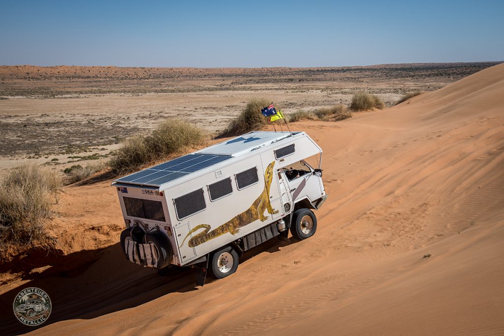 Offroad-Lastwagen fährt in Sand