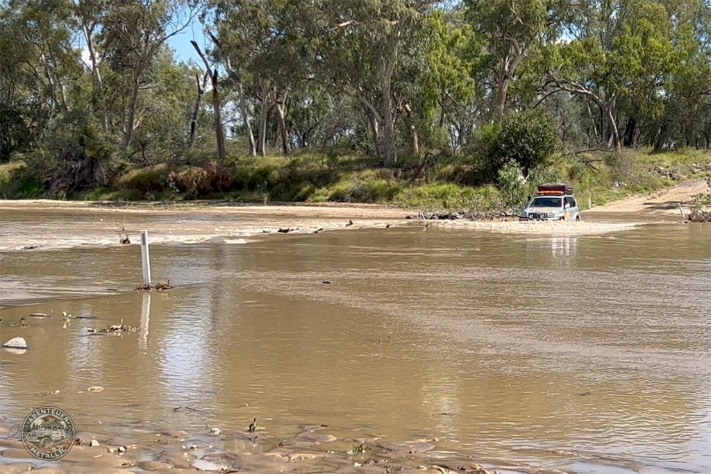 Toyota Prado fährt durch Fluss