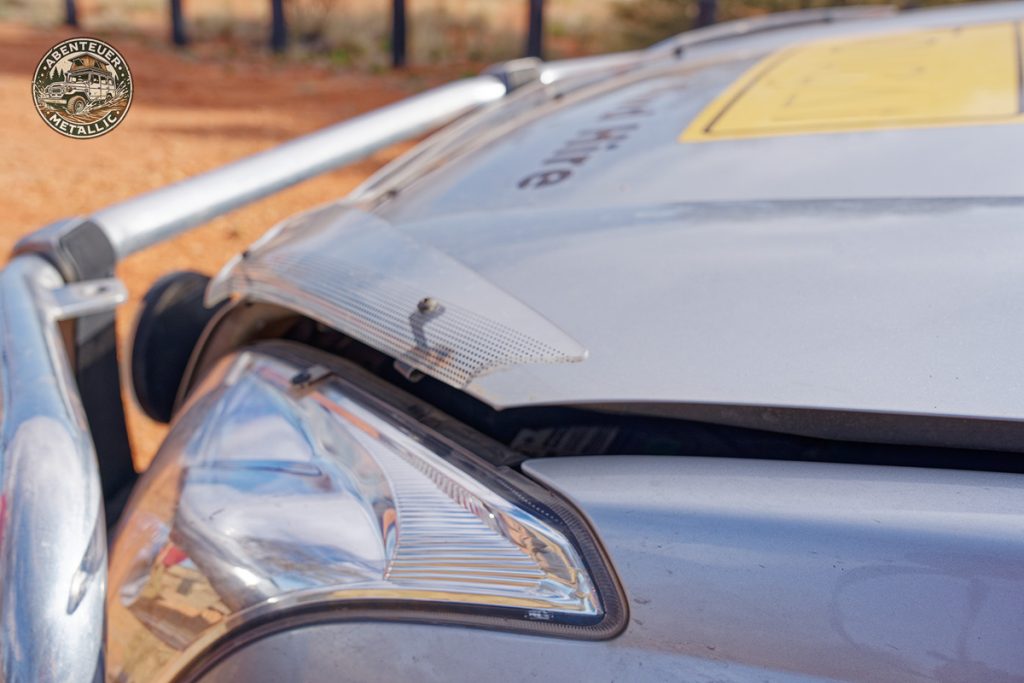 Kaputte Motorhaube Toyota Prado