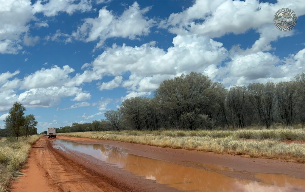 Offroad-Strasse in Australien mit nasser Fahrbahn