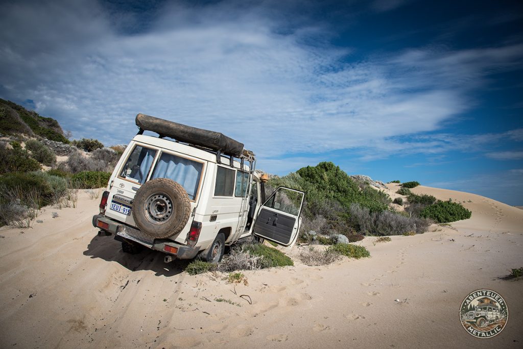 Toyota Landcruiser mit Dachzelt im Sand steckengeblieben