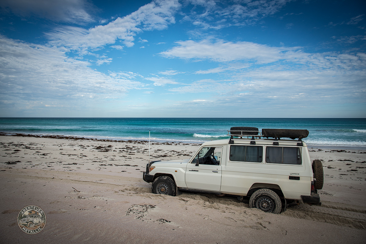 Toyota Landcruiser Troopback Carrier steckt im Sand fest
