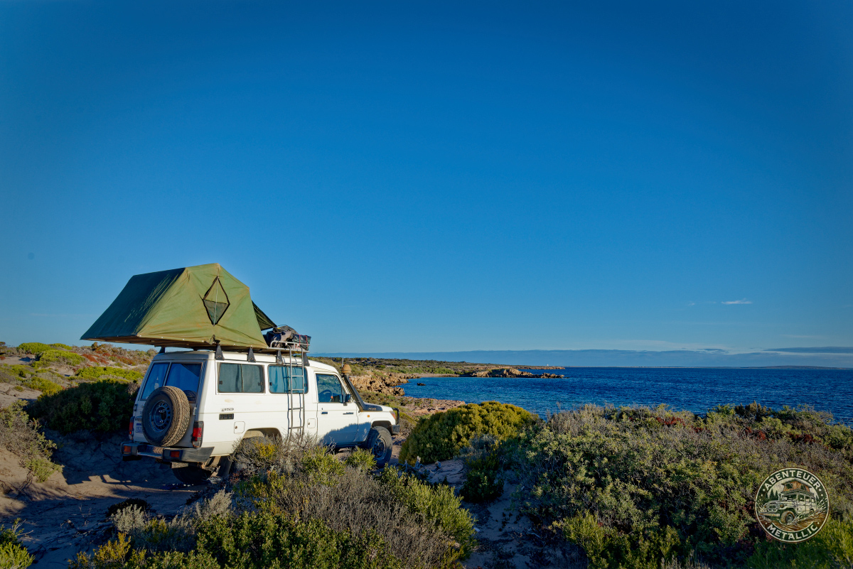Troopy mit Dachzelt am Strand