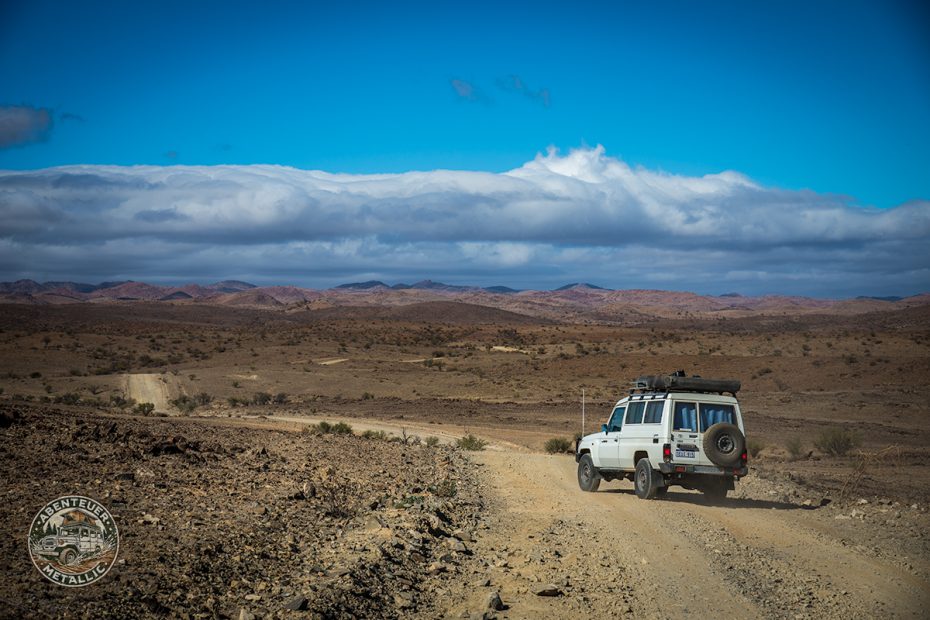 Toyota Troopback Carrier auf unbefestigter Strasse