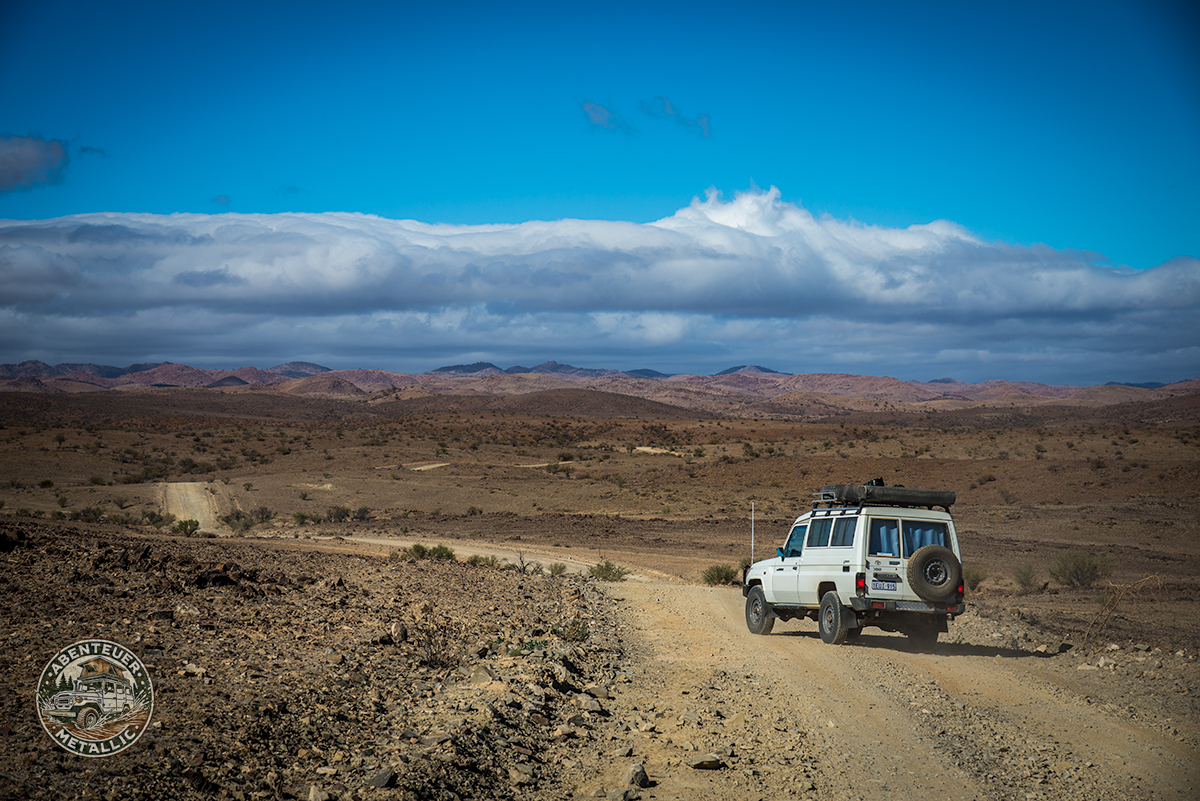 Toyota Troopback Carrier auf unbefestigter Strasse
