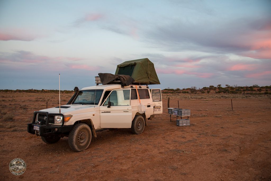Toyota Landcruiser mit Dachzelt im Outback