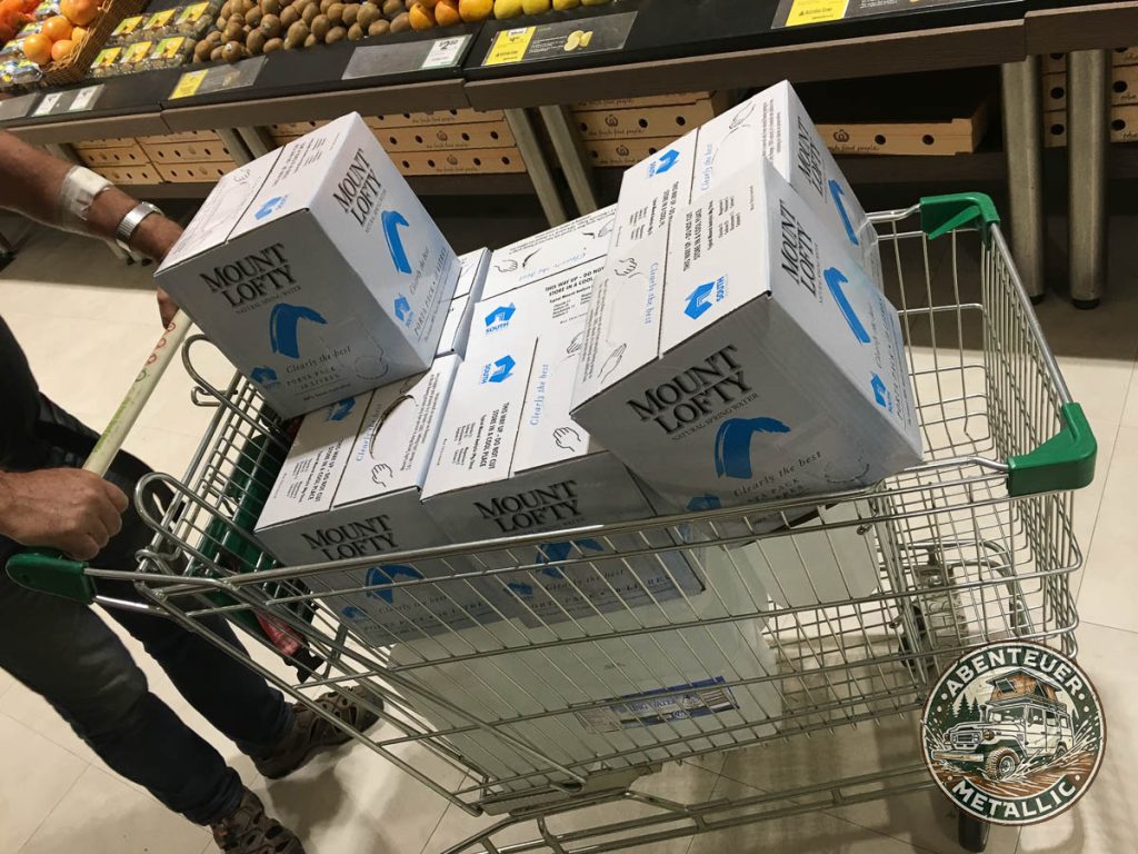 Einkaufswagen mit gefüllt mit Wasser